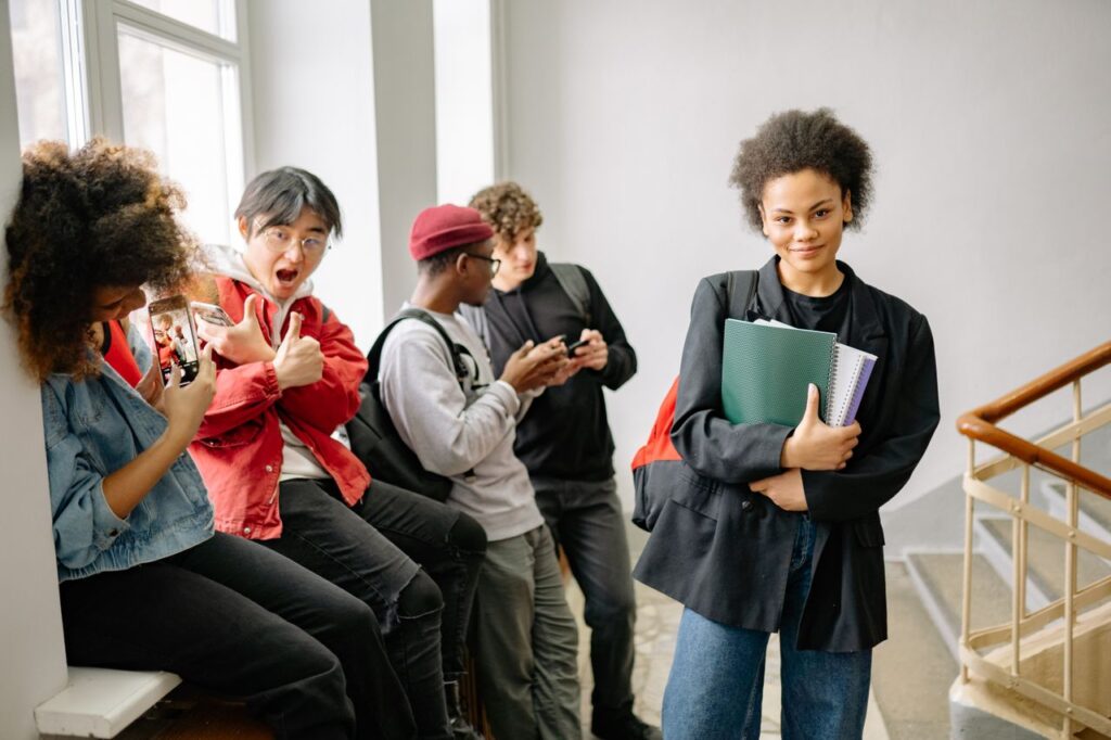 Des étudiants posent et discutent dans un couloir d'école.