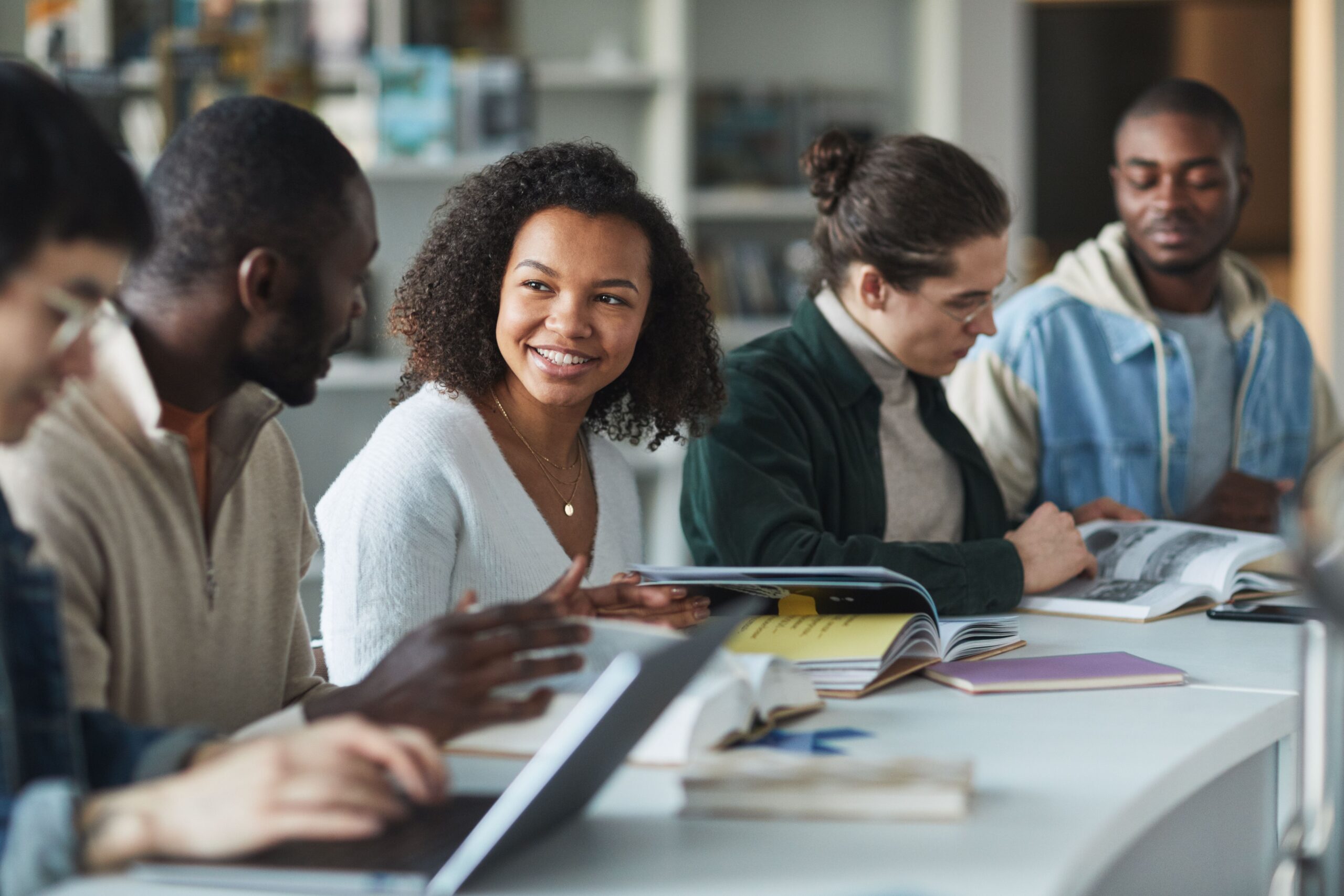 Un groupe d'étudiants discutant et étudiant ensemble à une table.