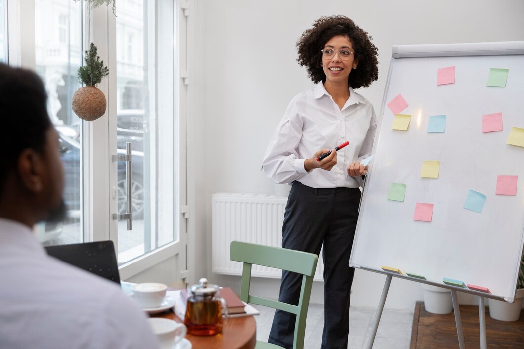 Femme présentant des idées sur un tableau blanc avec des post-its colorés.